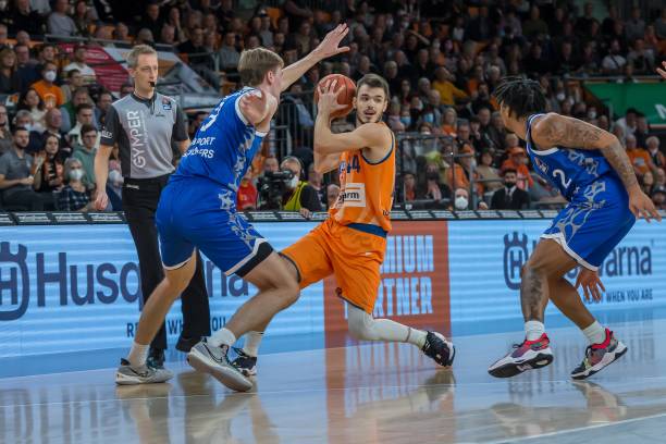 足球比赛中 足球比赛中